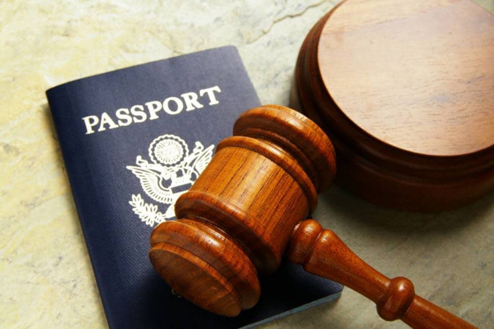 Mazo de la justicia sobre pasaporte